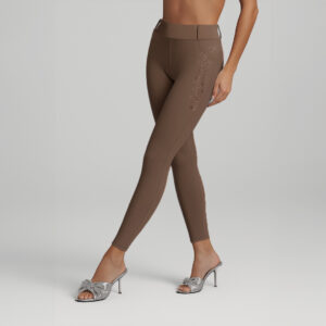 Taupe rijlegging full silicone voor dames, waterafstotend en stretch Stretch rijlegging full silicone met elastische tailleband in taupe Full silicone grip op zitvlak van taupe rijlegging Siliconen zitvlak detail van taupe stretch rijlegging Glamour kristallen op zakken van taupe rijlegging Close-up van kristaldetails op taupe rijlegging Vrouw draagt taupe rijlegging full silicone tijdens paardrijden Full stretch waterafstotende taupe rijlegging met glamour kristalzakken Elastische tailleband van taupe stretch rijlegging Comfortabele elastische tailleband voor optimaal draagcomfort